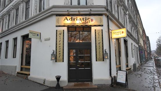 Fasaden på Adriatic Café +